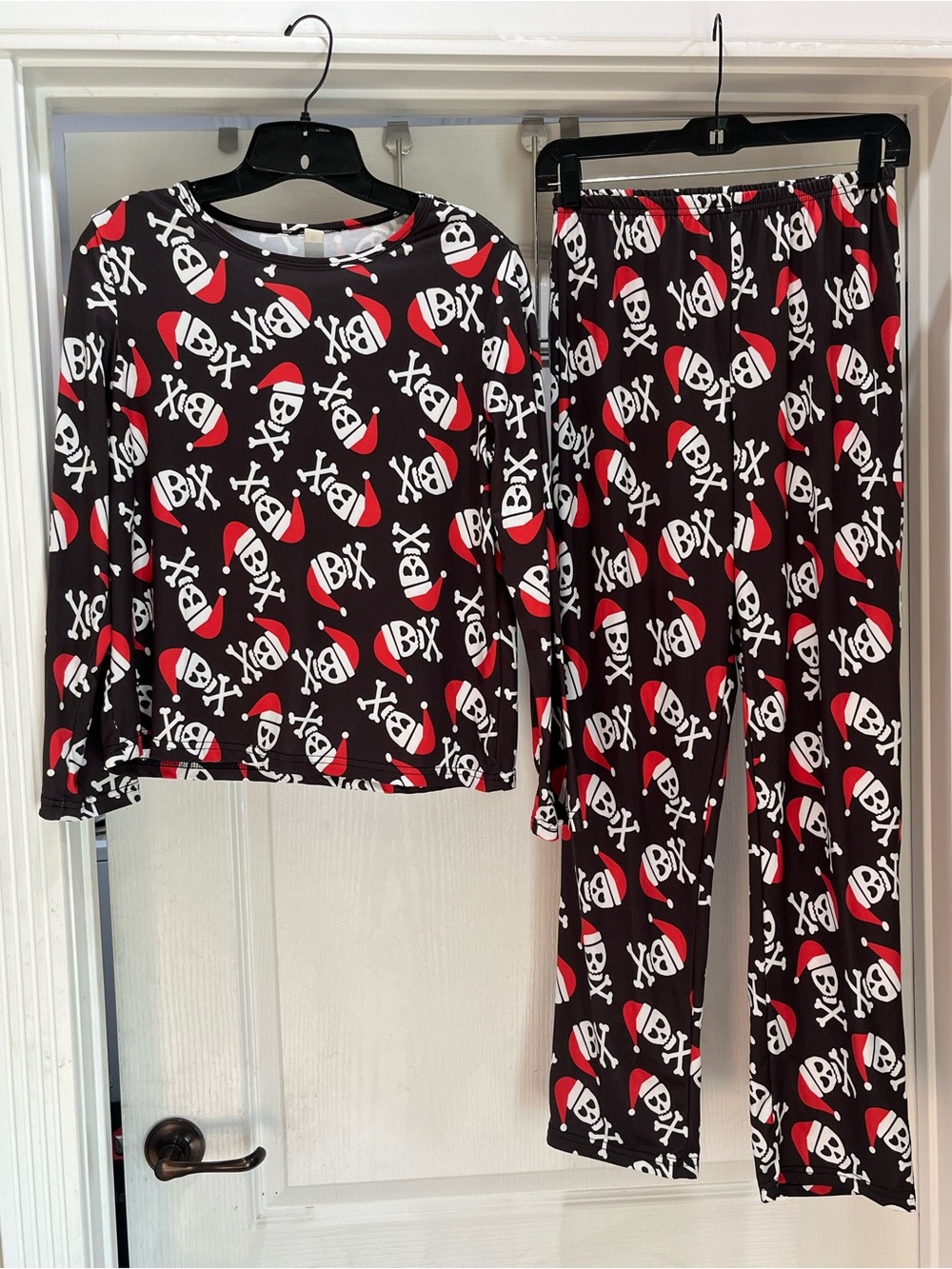 Womens Black & Red Holiday Christmas Skull Pajama Set small